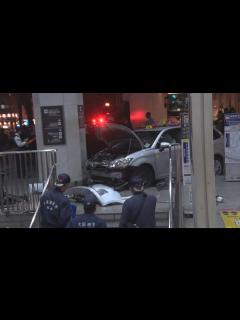 [x]タクシー突っ込み3人けが 大阪、上本町駅前 - YouTube
